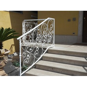 Rinchiera in ferro battuto per scala